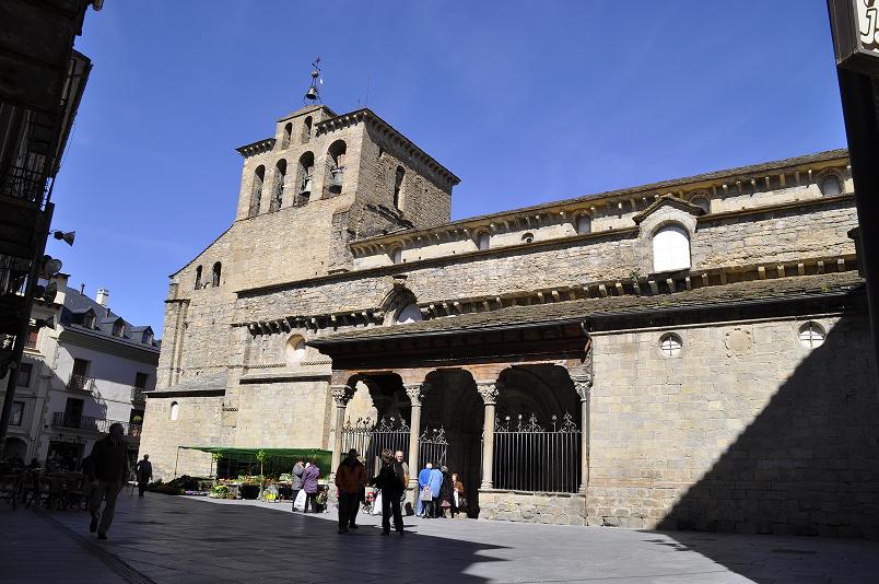 Es uno de los puntos principales del Camino de Santiago aragonés. Ubicado en la parte inferior del Alto Valle del Aragón (921 m. de altitud), la iglesia románica de San Miguel y su entorno constituyen el eje de su trascendencia histórica.