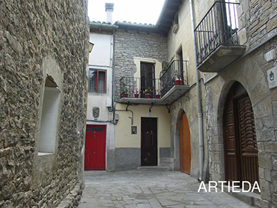 Artieda se encuentra situada en lo alto de una pequeña colina en la margen izquierda del rio Aragón. 