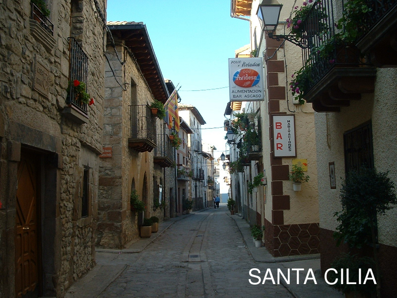 El término municipal de Santa Cilia incluye los núcleos urbanos de Santa Cilia (sede del ayuntamiento) y Somanés, así como varios caseríos dispersos denominados en la comarca pardinas (Los Fosatos, alto y bajo, y de Escartín).