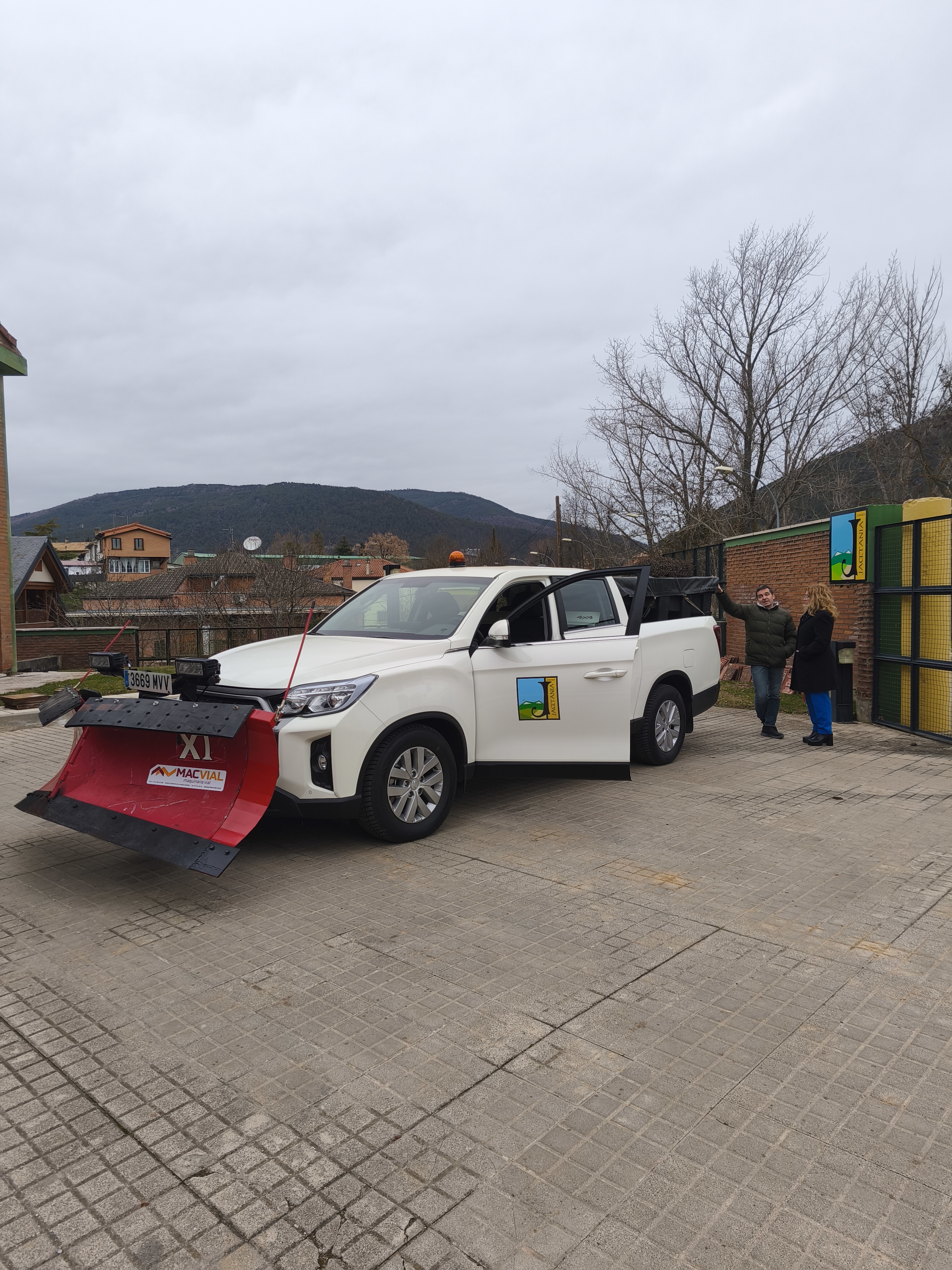 La Comarca de la Jacetania refuerza el servicio de vialidad invernal para garantizar la seguridad en las carreteras.